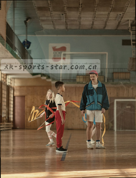 NBA实时比分：湖人98-92勇士，末节激战。